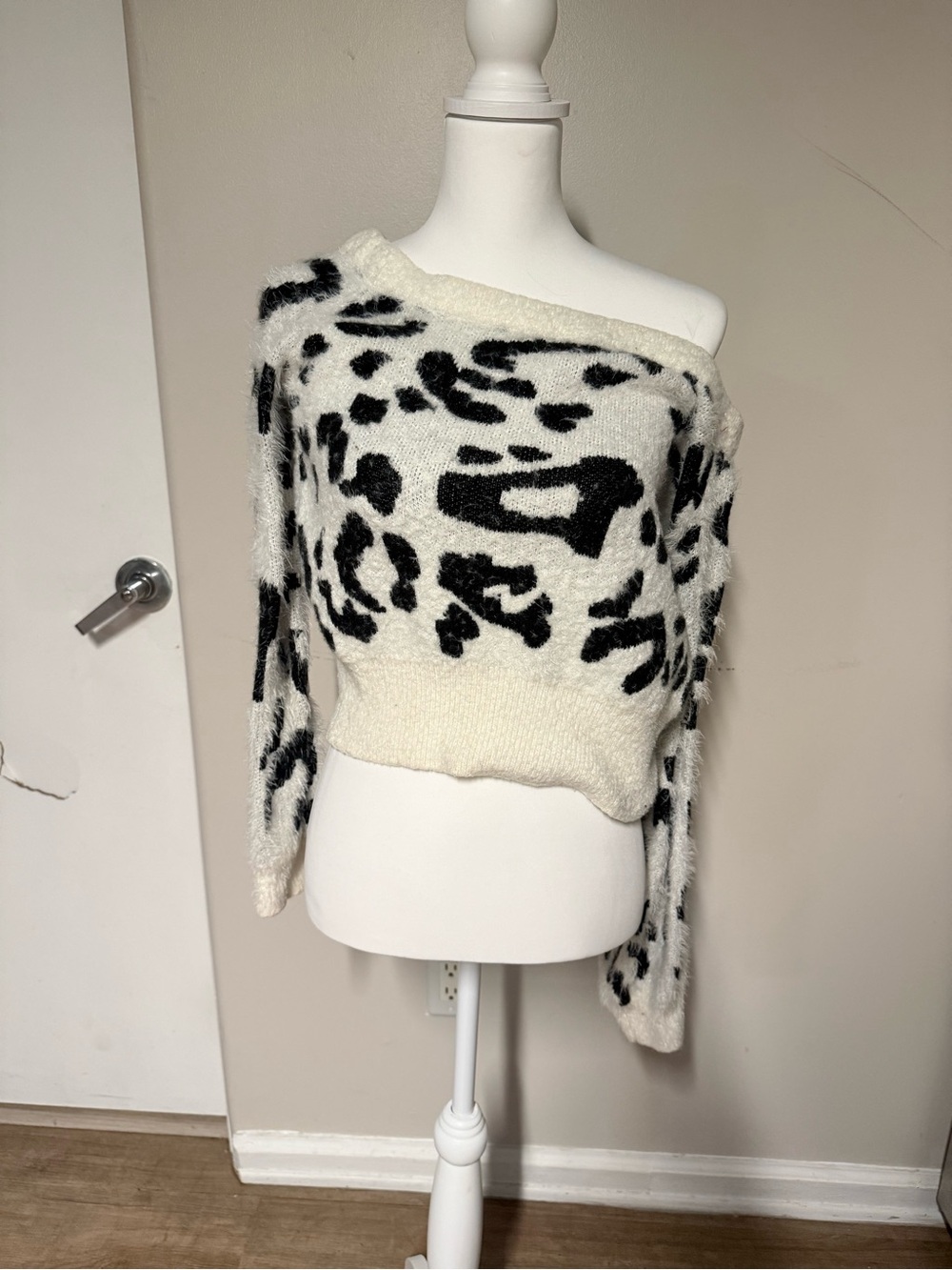 Blue Blush Off-Shoulder Leopard Print Sweater - White & Black